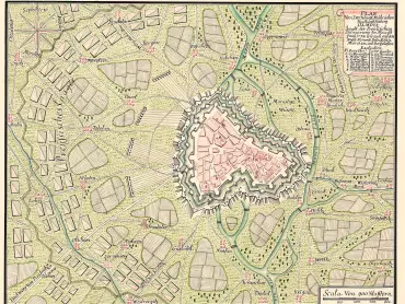 Plán královského moravského města a pevnosti Olomouce včetně pruského obléhání v měsíci červnu 1758, jakož i s nejblíže kolem se nacházejícími tržišti a vesnicemi. Vysvětlení: Č. 1 – Hradská brána, č. 2 – Kateřinská brána, č. 3 – Střední brána, č. 4 – Litovelská brána, č. 5 – Reindlerova brána, č. 6 – dóm, č. 7 – biskupská rezidence, č. 8 – otcové dominikáni, č. 9 – otcové jezuité, č. 10 – farní kostel, č. 11 – otcové františkáni, č. 12 – otcové kapucíni, č. 13 – kostel sv. Blažeje, č. 14 – klášter sv. Kateřiny, č. 15 – kostel sv. Petra, č. 16 – otcové minorité. Signováno jménem Geyer. Moravská zemská knihovna v Brně, Mollova mapová sbírka (shromážděná ve 40. a 50. letech 18. stol. německým diplomatem Bernardem Paulem Mollem, 1697–1780), nová sign. Moll-0001.749.